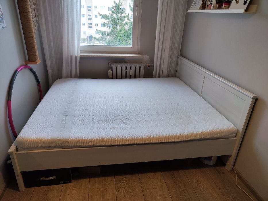 Rama łóżka Ikea z materacem i szafka nocna