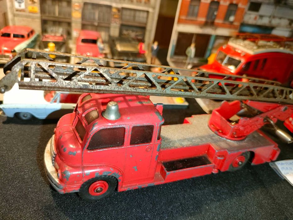Miniaturas antigas bombeiros e policia