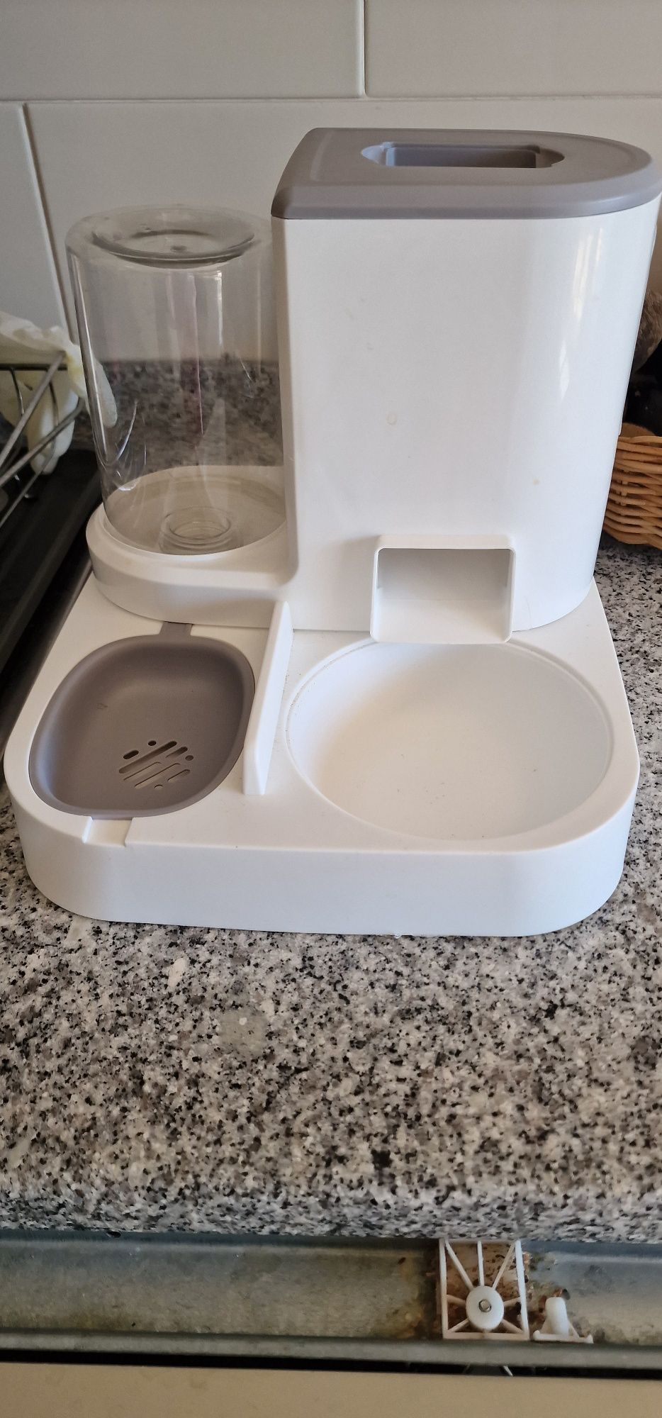 Dispensador ração e água
