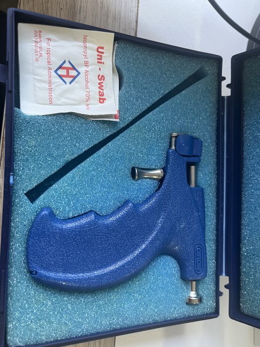 Maquina de piercing de orelha