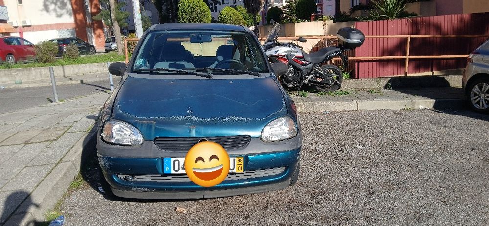 Carro usado  com verniz a saltar no capo