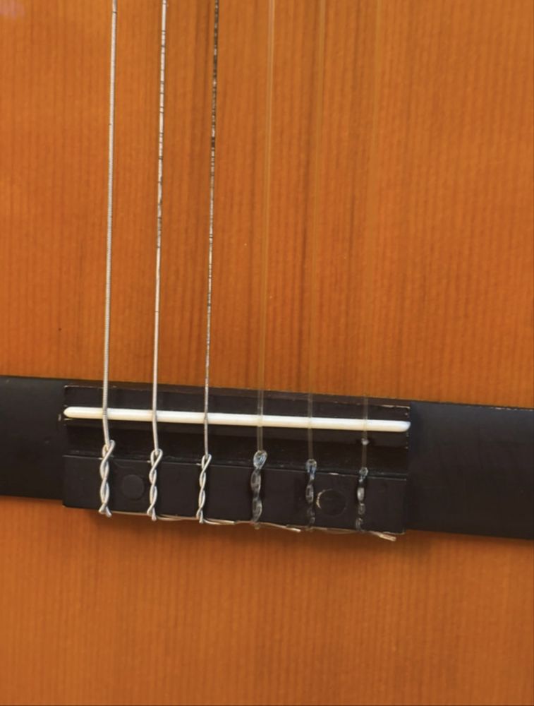 Kit - Guitarra Clássica + apoio de pé + afinador digital e 2 pestanas