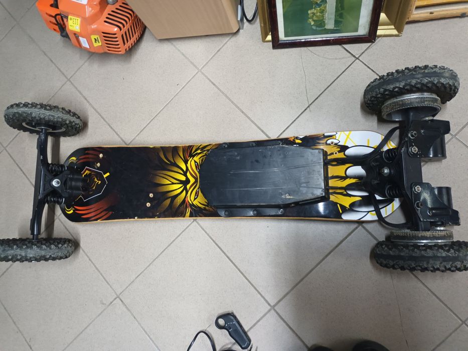 Deskorolka elektryczna typu cross country z pilotem