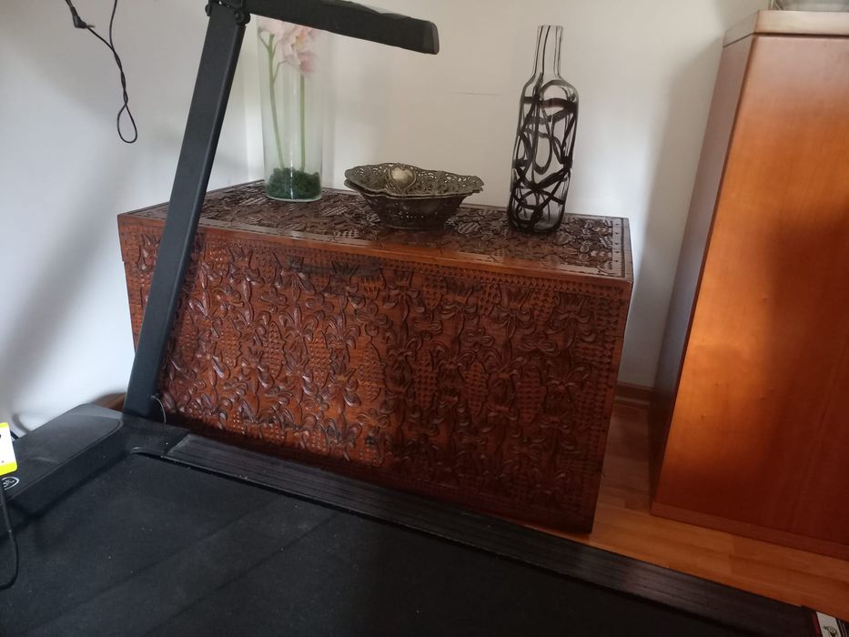 Arca de madeira trabalhada