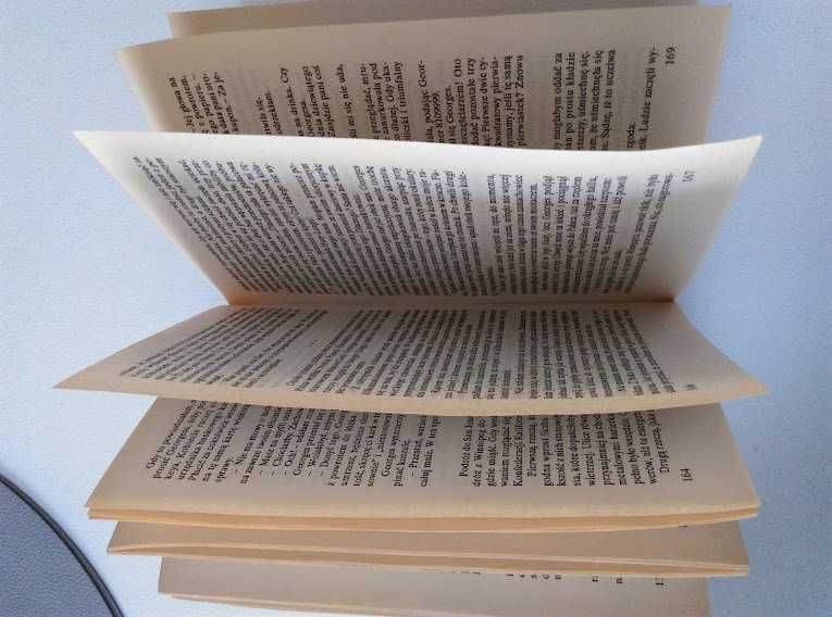 Robert A.  Heinlein "Kot który przenika ściany" i "Piętaszek"