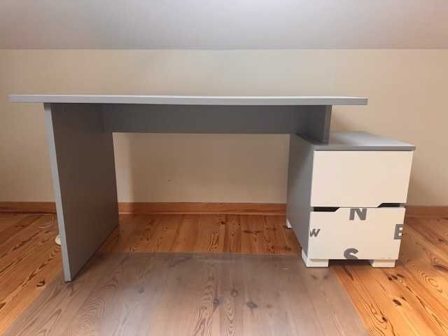 Meble młodzieżowe firmy Meblik kolekcja Travel w zestawie z dywanem.