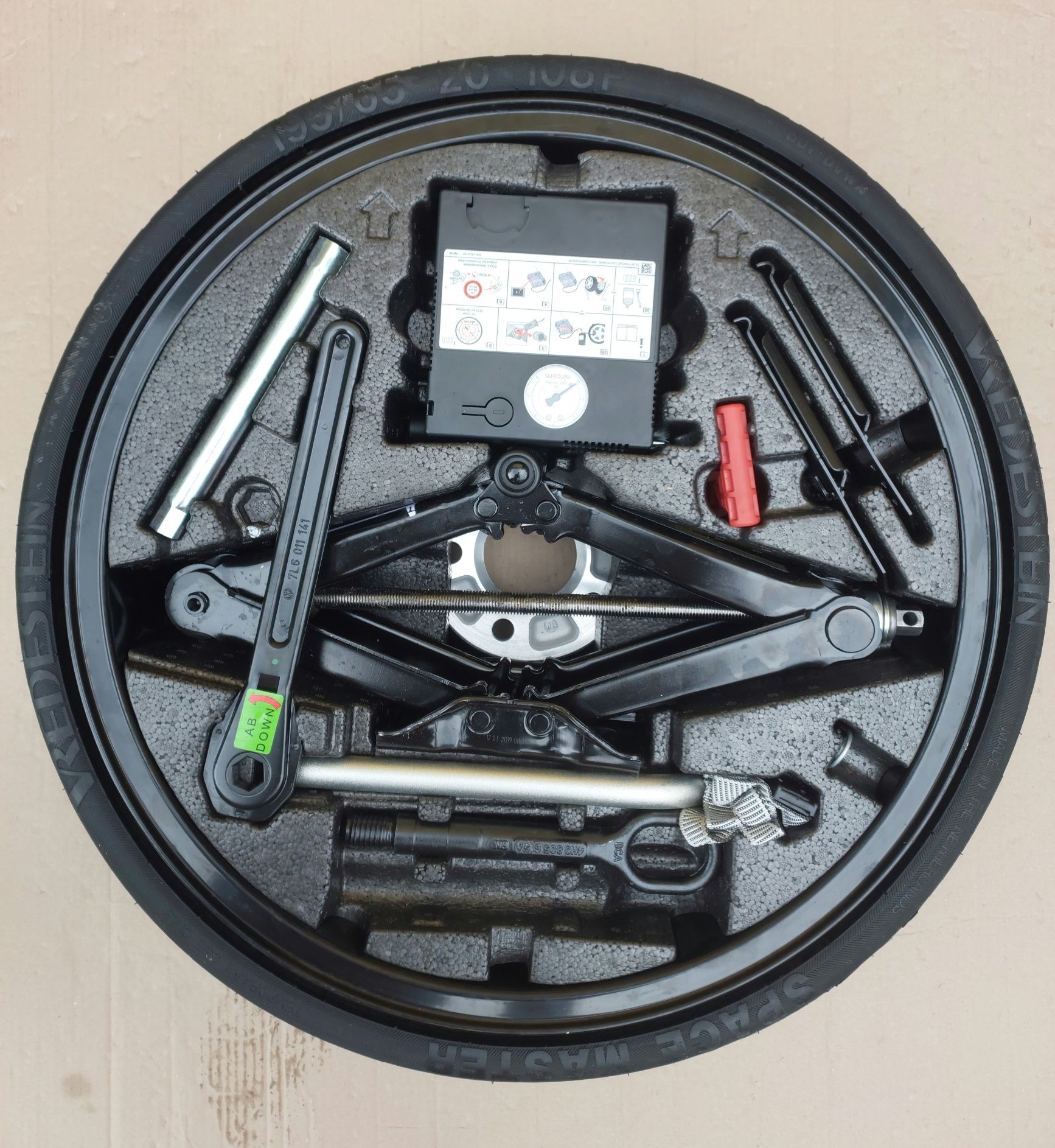 Докатка R20 Volkswagen Tuareg Audi Q7 4M Q8 Домкрат Ключ Інструмент
