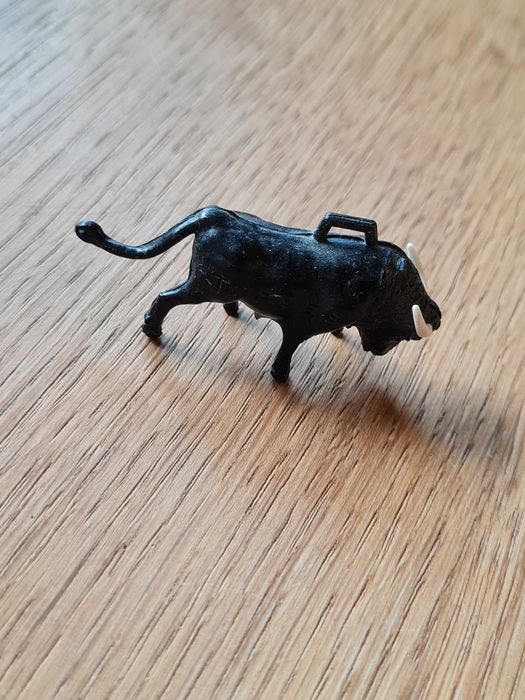 Figurka byka czarna