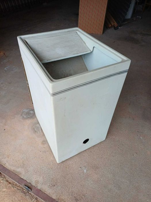 Tanque de lavar roupa, em fibra c/ arrumação