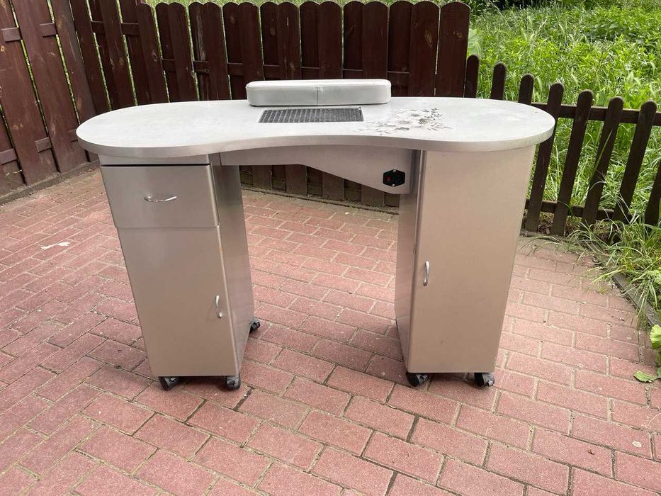 Stół do manicure z pochłaniaczem – używany, sprawny