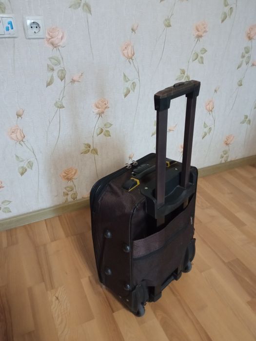 Продам лёгкий чемодан на колесах Single..