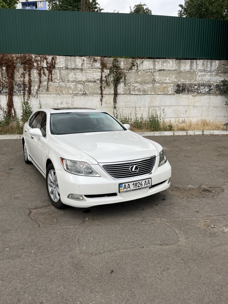 Автомобиль Лексус,хорошее состояние,8000