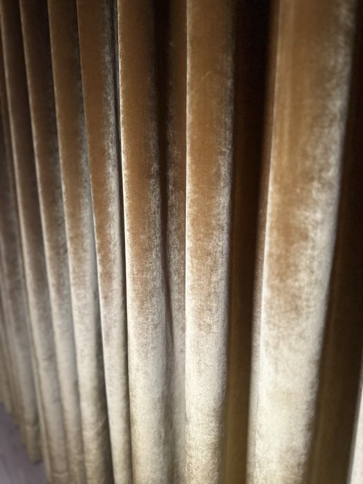 Cortina de Veludo Dourada com Varão – Elegante