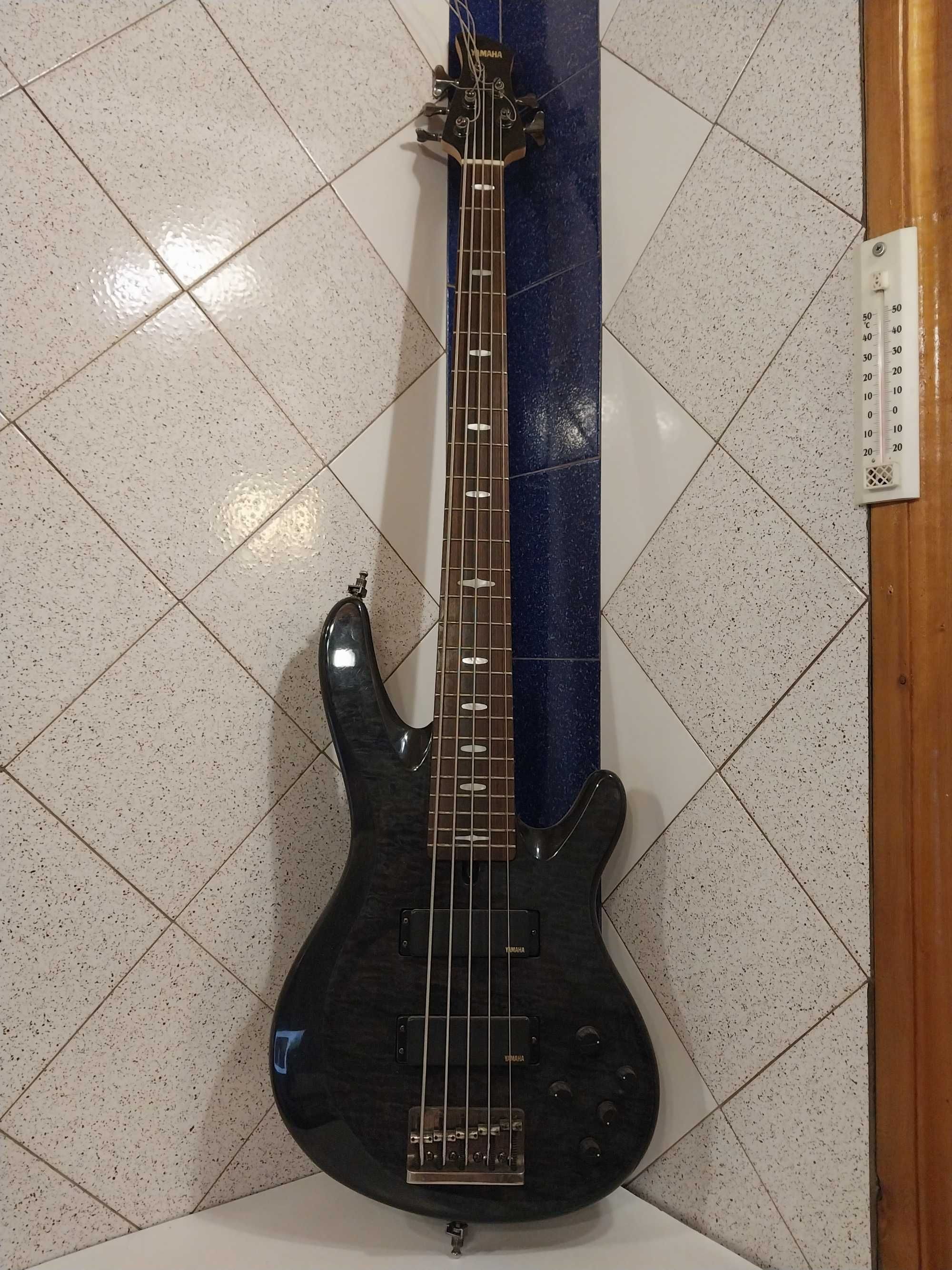 электро бас гитара  YAMAHA TRB1005
