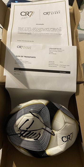 Bola assinada CR7
