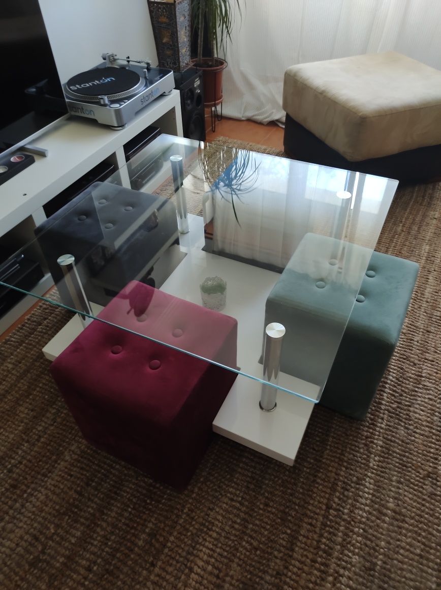 Oportunidade Mesa de centro linda e impecável  com 4 puffs