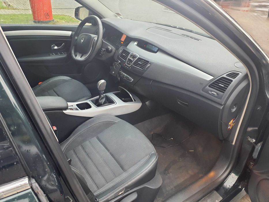 Renault Laguna 3 benzyna 2,0   2009 rok 6 biegow