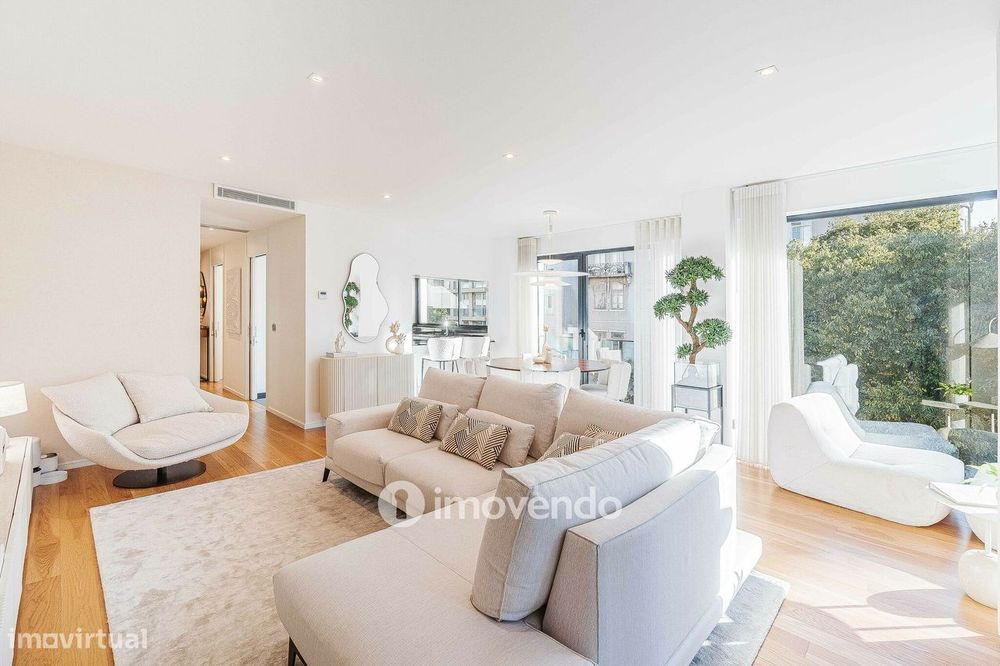 Apartamento T2 de luxo, com estacionamento, nas Avenidas Novas