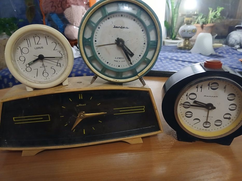 Часы будильник разные