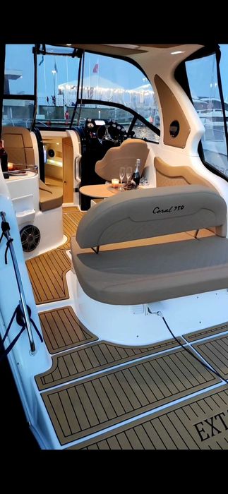 Yacht motorowy coral 750 hard top