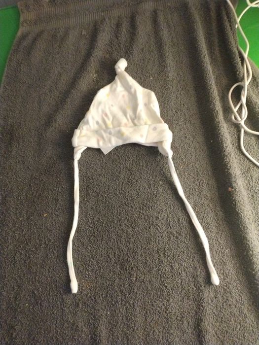 Biała czapka niemowlęca w kropki kolorowe wiązana pod szyję