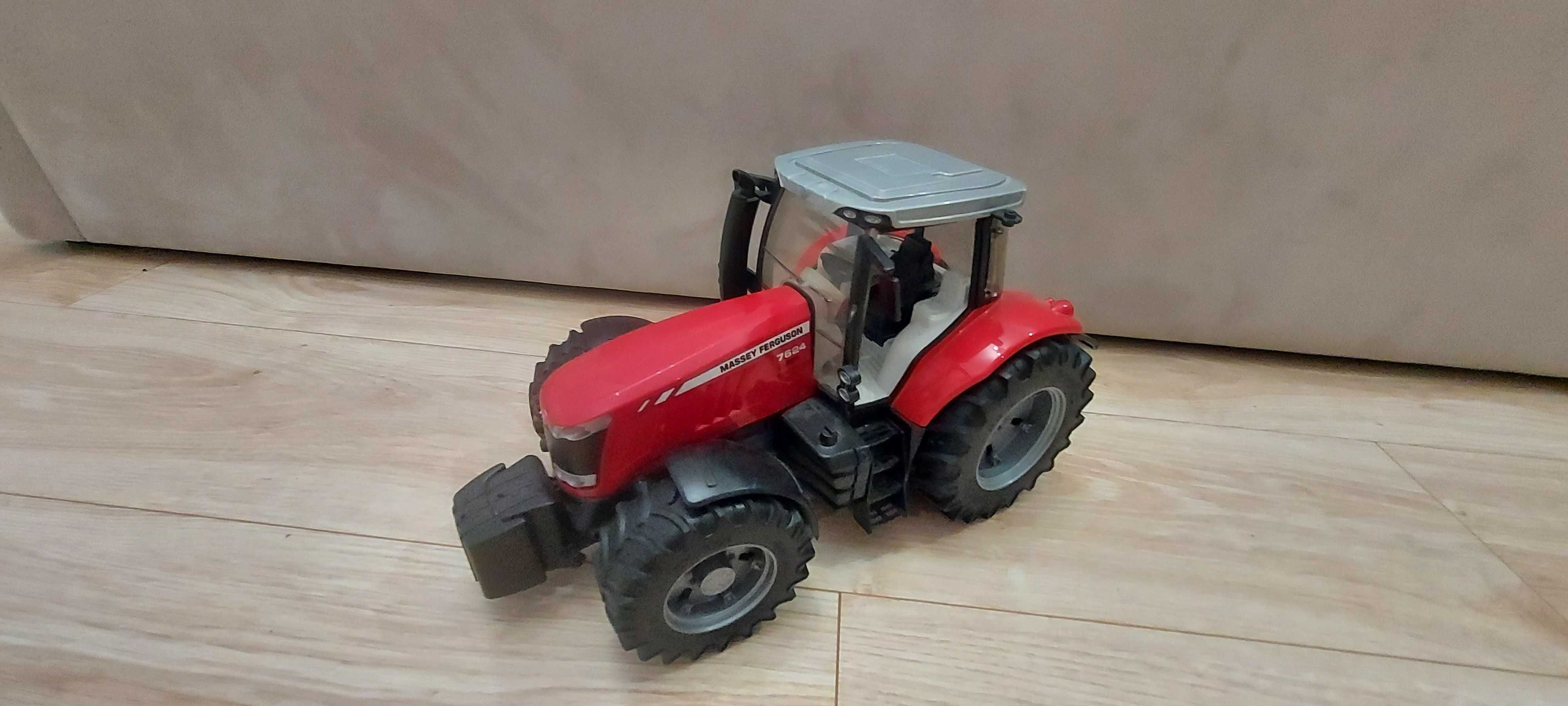 Czerwony traktor bruder 7624