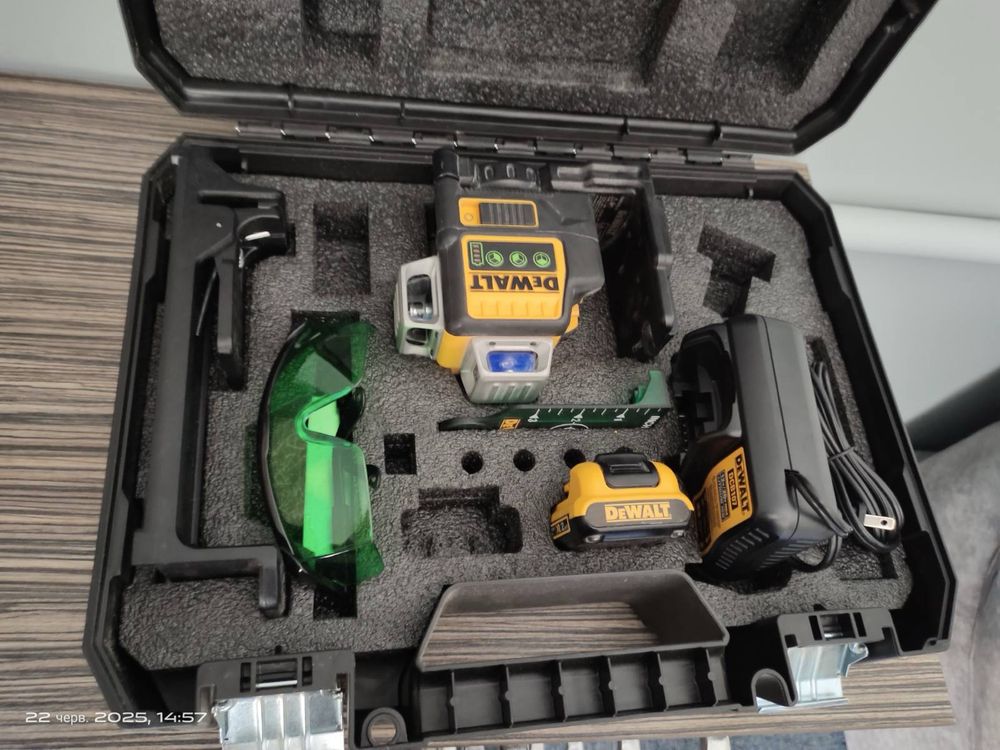Лазерний рівень в кейсі з акумулятором 2 Аг DeWALT DCE089D1G