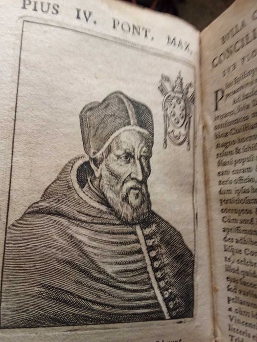 Livro com capa em pergaminho concílio tridentino