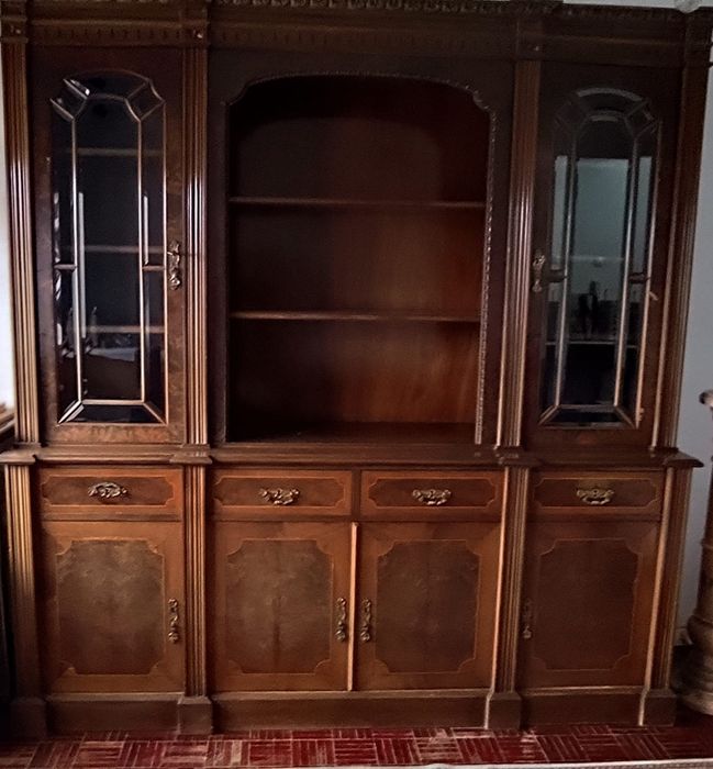 Armário e mesa de jantar estilo clássico