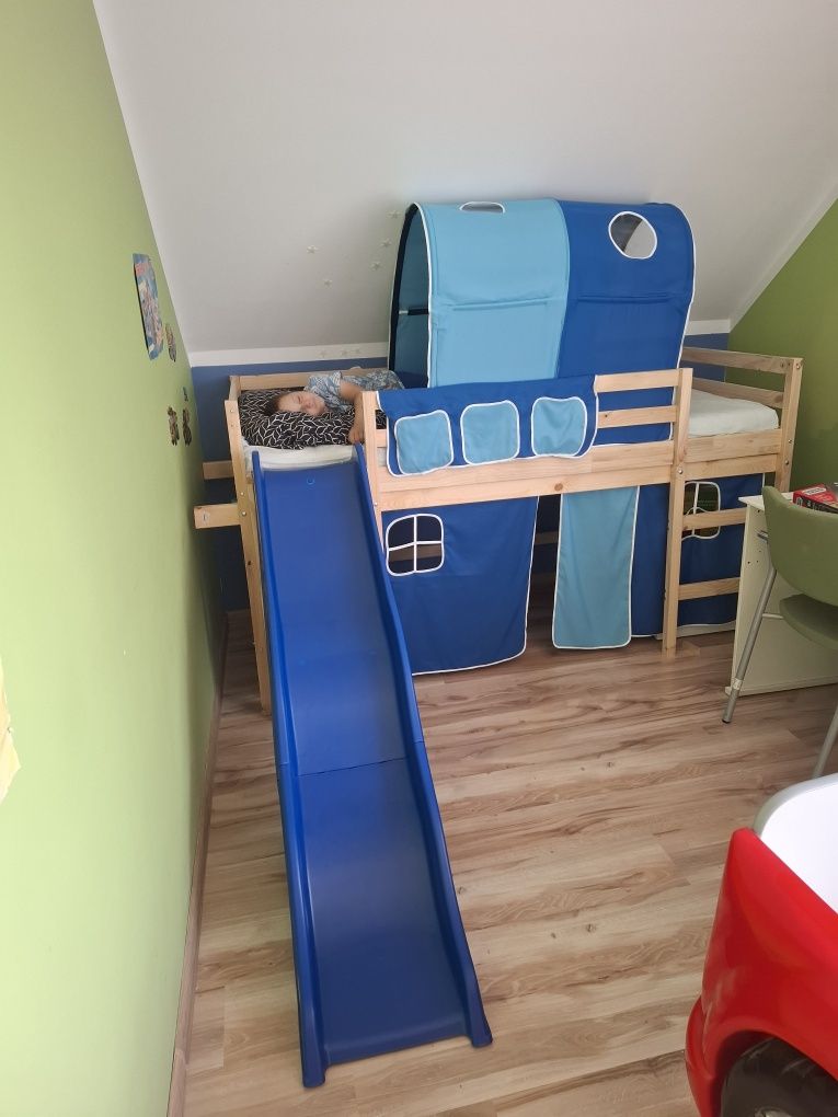 Łóżko ze zjeżdżalnią