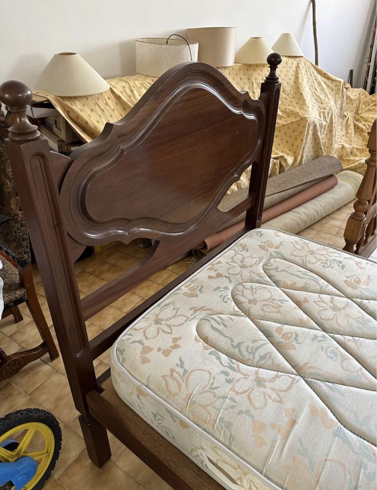 Cama de Solteiro em Madeira Maciça