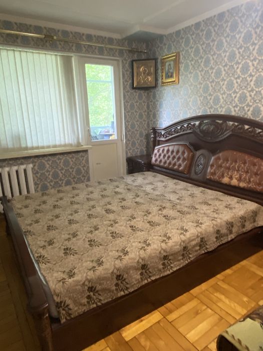 Ліжко з різьбленим узголівʼям