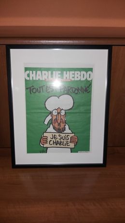 Jornal mitico Charlie Hebdo emoldurado.