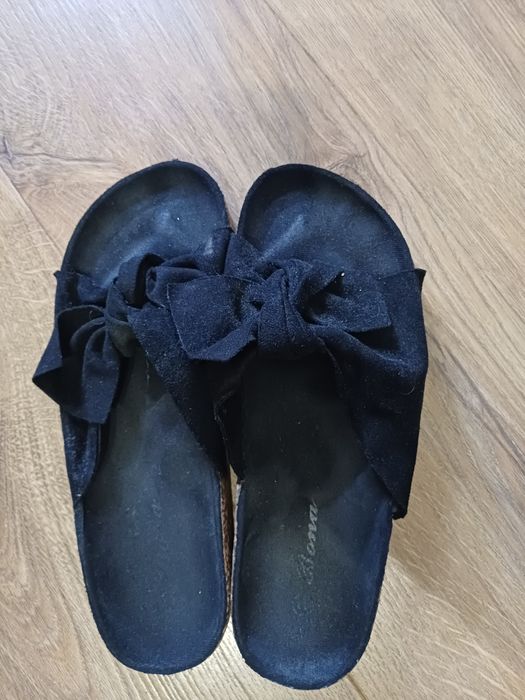 Klapki zamszowe z kokardką