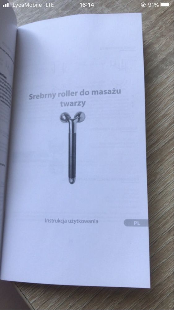 Srebrny roller do masażu twarzy