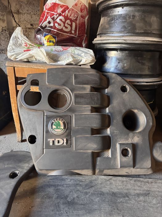 Декоративна кришка двигуна від автомобіля Skoda Superb