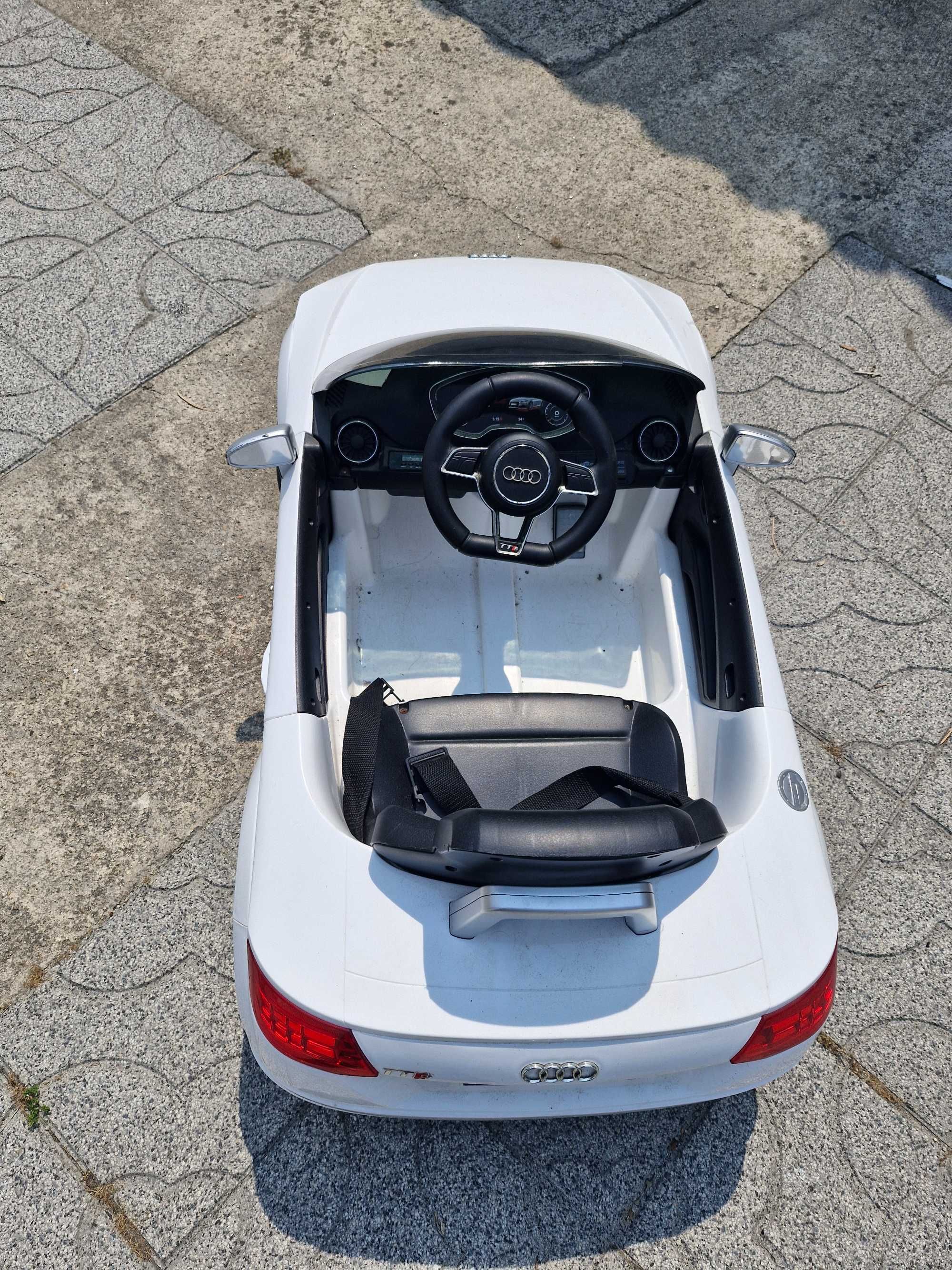 Carro eléctrico criança