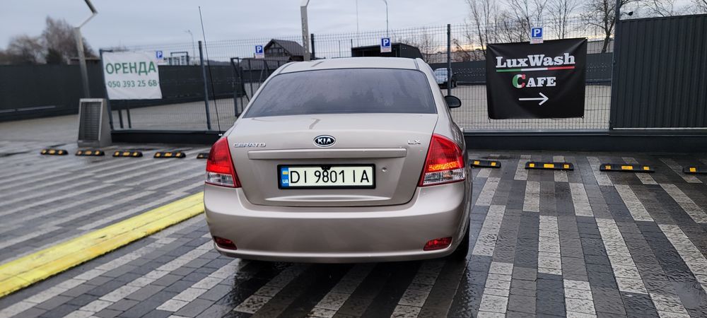 Продам авто кіа  в гарному стані світлий салон