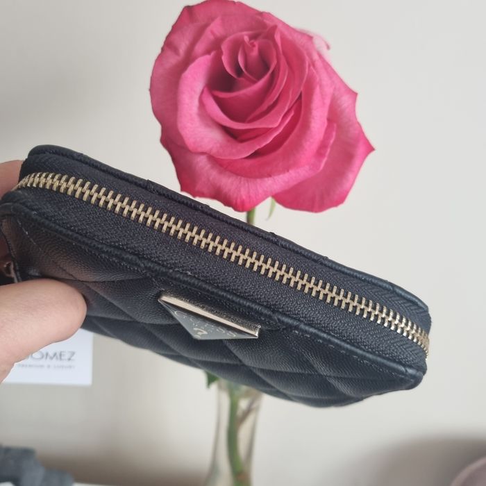 Portfel Guess Carly czarny gratis zawieszka