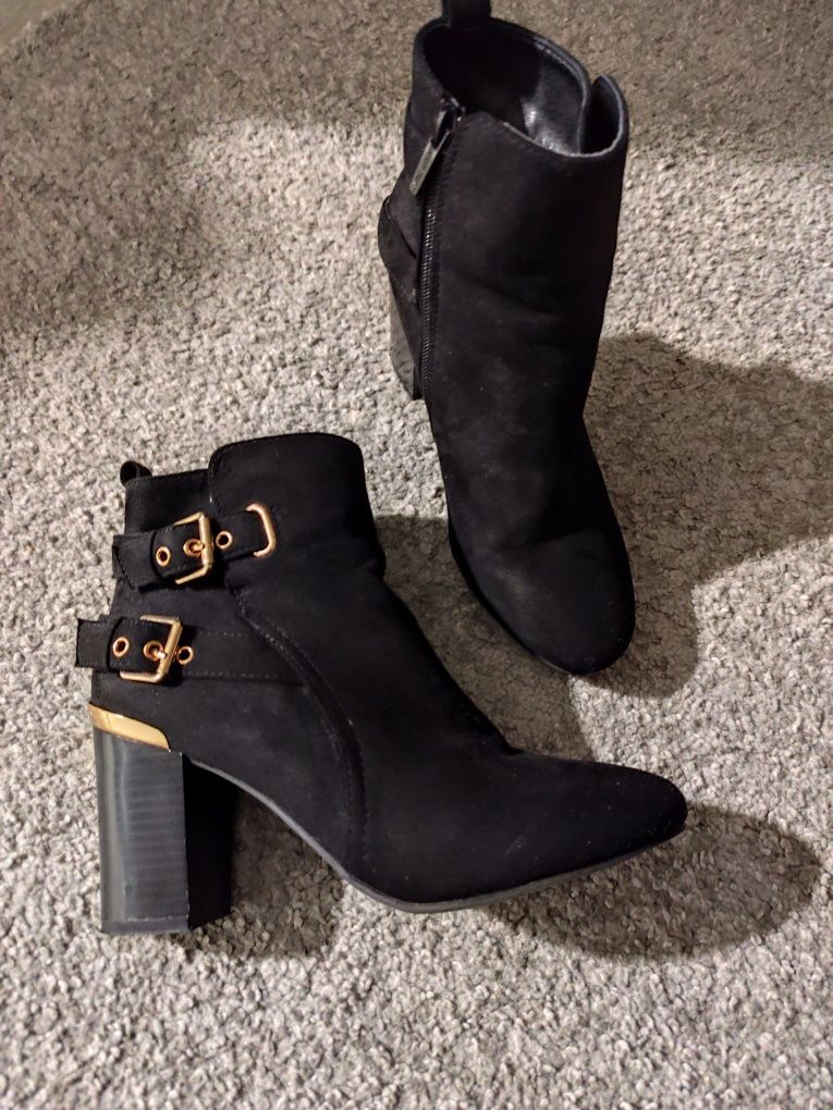 Czarne buty na grubym obcasie, botki