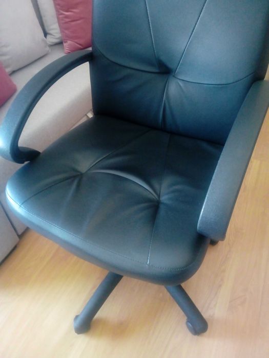 Cadeira de Escritório grande, em pele preta, com braços - ótimo estado