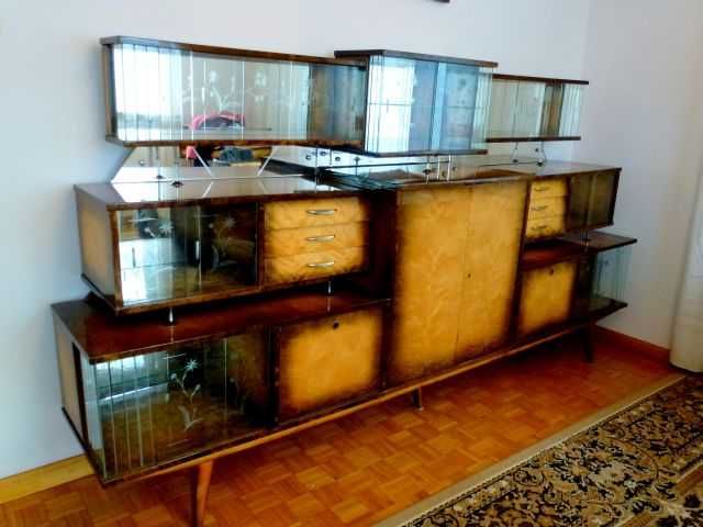 Stylowe, stare meble z drewna i szkła