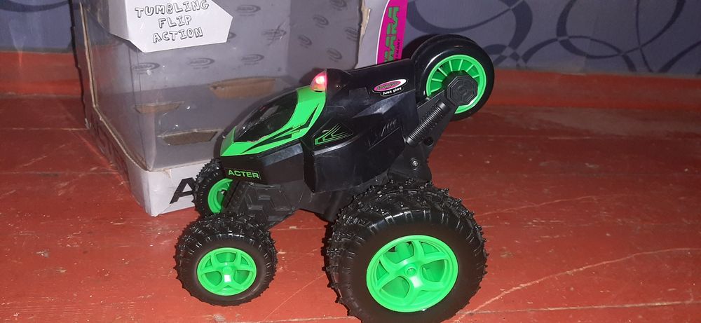 Машинка перевертышь на радиоуправлении.