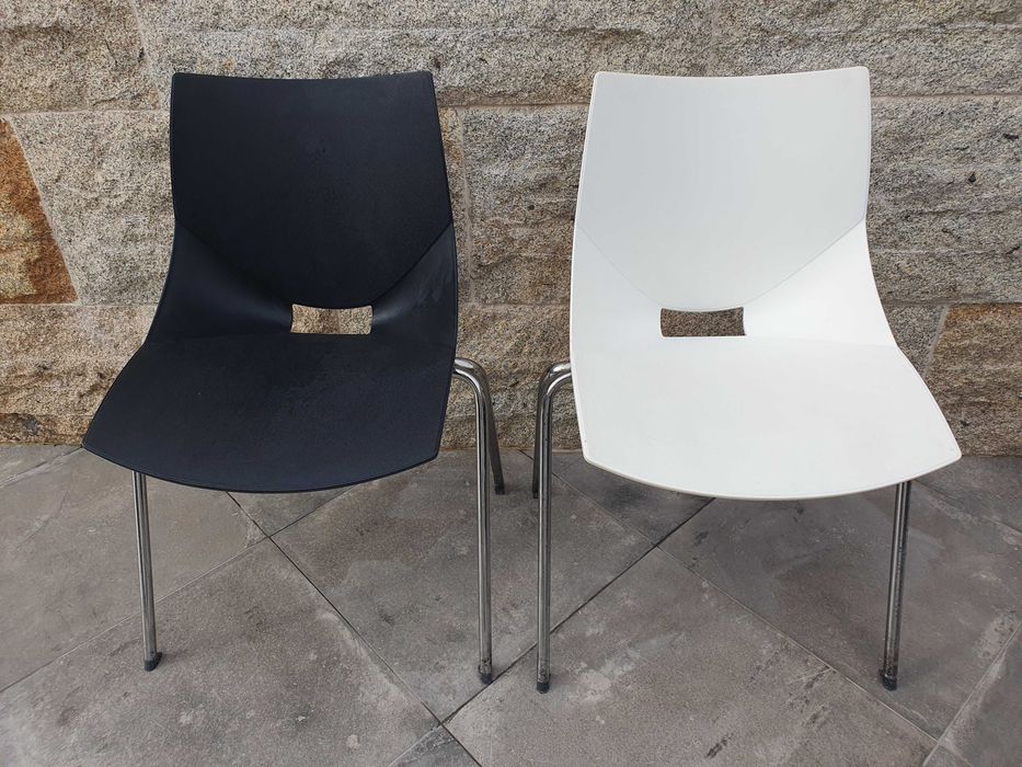 Cadeiras brancas e pretas