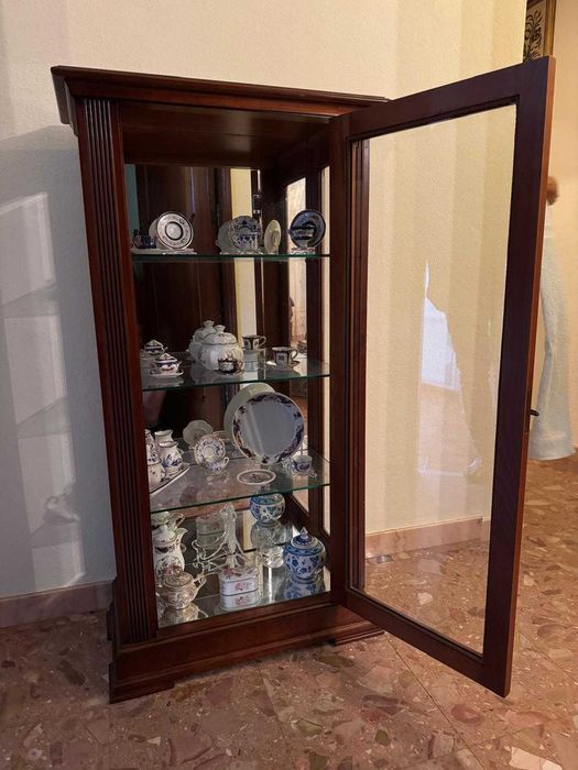 Vitrina em cerejeira com porcelanas