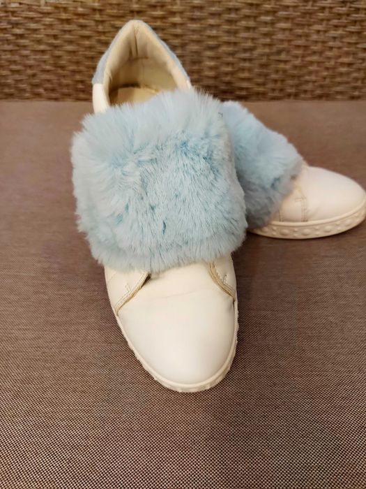 Adidasy białe z futerkiem niebieskim Deezee