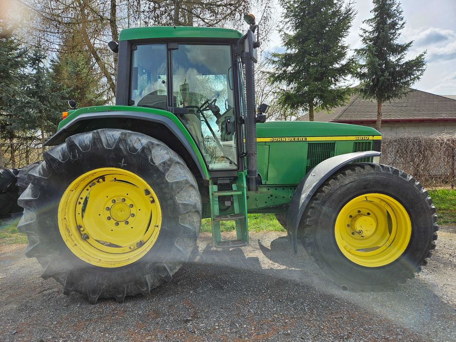 Ciągnik John Deere 6810