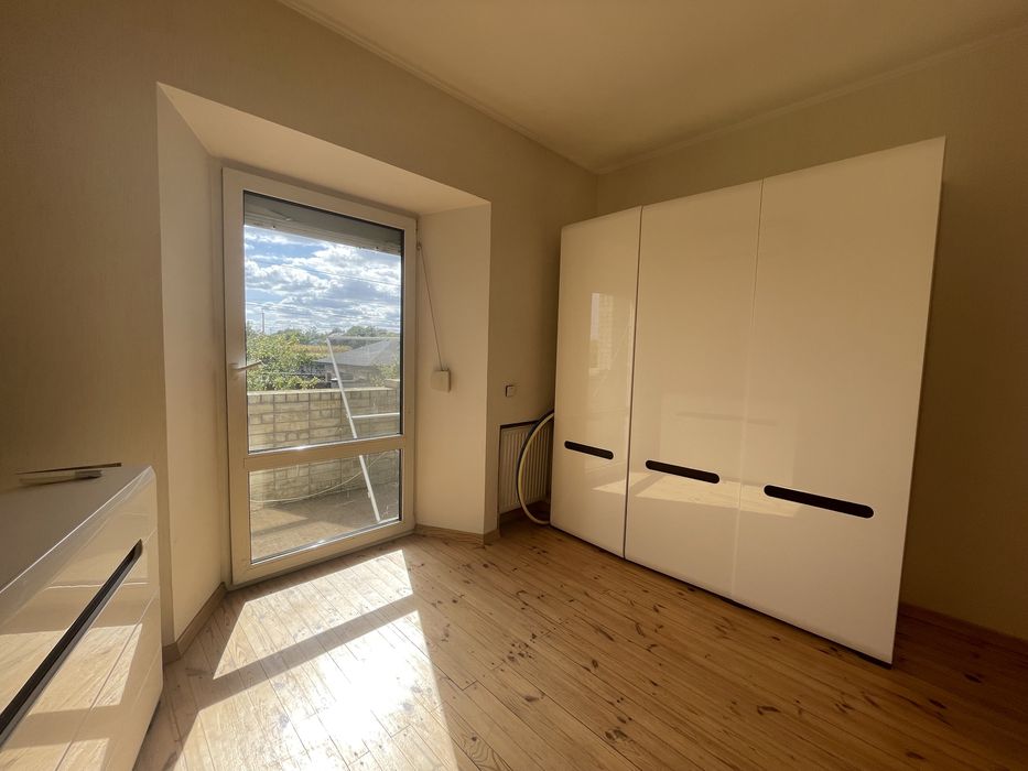 Продам будинок з басейном і підвалом на березі річки