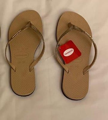 Chinelos Havaianas douradas