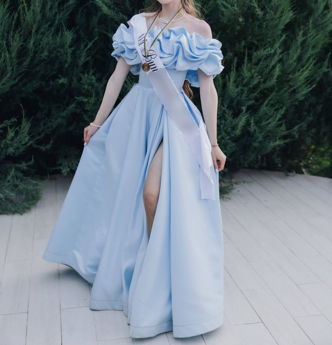 Випускна блакитна сукня